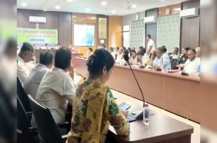 टोंक में बैठक के दौरान अधिकारी पर लापरवाही का आरोप, वीडियो वायरल