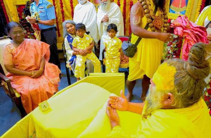 वीडियो में देंखे राष्ट्रपति द्रौपदी मुर्मू ने मथुरा में संत प्रेमानंद महाराज से की मुलाकात, आध्यात्मिक चर्चा में लिया भाग