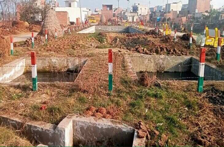 अनियंत्रित गोबर डंपिंग से &lsquo;अमृत सरोवर&rsquo; जल पुनरुद्धार परियोजना को खतरा