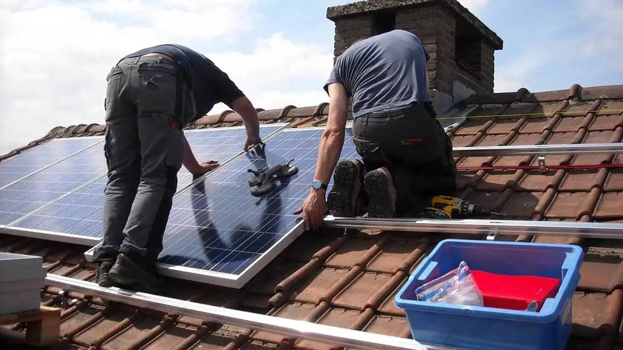Solar Energy Tips: छोटी छत वालों के लिए बड़ी राहत, कम जगह में लग जाएगा 1 kW सोलर सिस्टम; जानिए लागत और फायदे