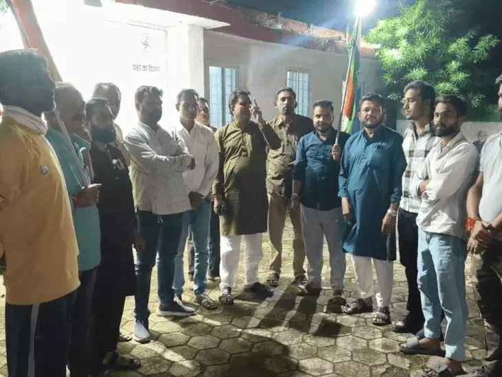 राहुल गांधी के खिलाफ FIR के विरोध में रायसेन में कांग्रेस का प्रदर्शन, नारेबाजी करते हुए SDM कार्यालय पहुंचे कार्यकर्ता
