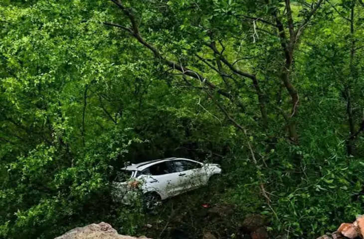 जयपुर में नाहरगढ़ घूमने जा रहे 4 दोस्तों की कार बेकाबू, सड़क से नीचे उतरी; बड़ा हादसा टला