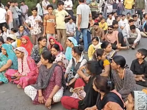 बिजली-पानी के लिए सड़क पर उतरे 500 परिवार, पीथमपुर में चक्काजाम; 1 KM तक लगी वाहनों की कतार