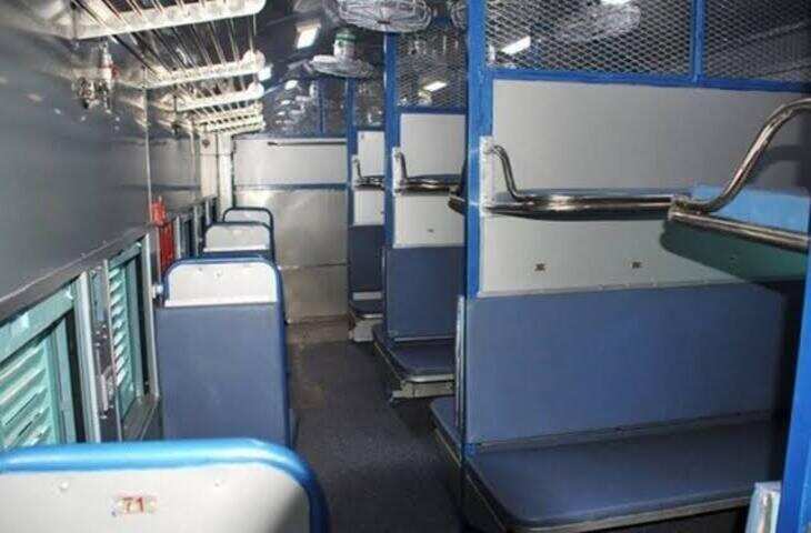 Indian Railways: जनरल डिब्बे में ऊपर की सीट मिलना किसी जंग जीतने से कम नहीं!&nbsp;