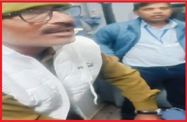 ट्रेन से तकिए और बिस्तर चुराने वाला पुलिस वाला, पकड़े जाने पर हाथ जोड़कर मांगने लगा रहम की भीख, देखे वीडियो&nbsp;