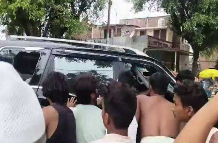 बदायूं में गाय को टक्कर लगने पर सरकारी डॉक्टर की पिटाई, भीड़ ने कार से खींचकर मारा; कपड़े फाड़े और गाड़ी तोड़ी