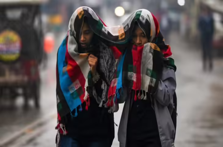 पहाड़ों में हुई बर्फ़बारी से दिल्ली से लेकर यूपी-बिहार तक ठंड का प्रकोप! इन राज्यों में बारिश का अलर्ट, पढ़े ताजा मौसम अपडेट 