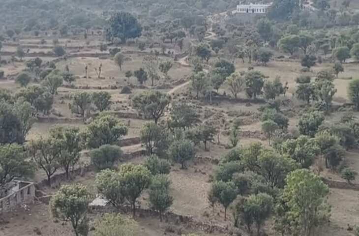 अरावली की पहाड़ियों में 2000 फीट की ऊंचाई पर बसा गांव, बिना पानी और बिजली के पीढ़ियों से रह रहे हैं ग्रामीण