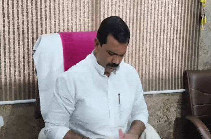 इंदौर में खराब सड़कों को लेकर कांग्रेस का अल्टीमेटम, 7 दिन में सुधार नहीं हुआ तो करेगी चक्काजाम