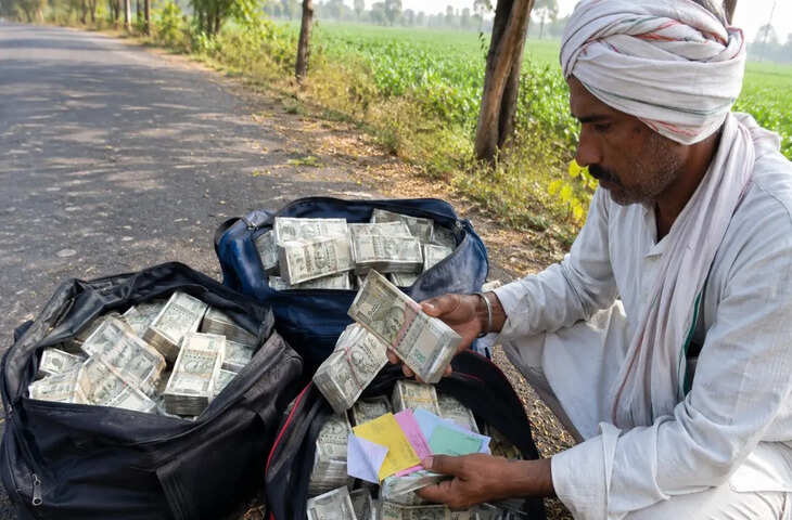 उज्जैन-सांवेर रोड पर लावारिस बैग से करोड़ों की नकदी बरामद, वीडियो में जाने जांच में जुटी पुलिस
