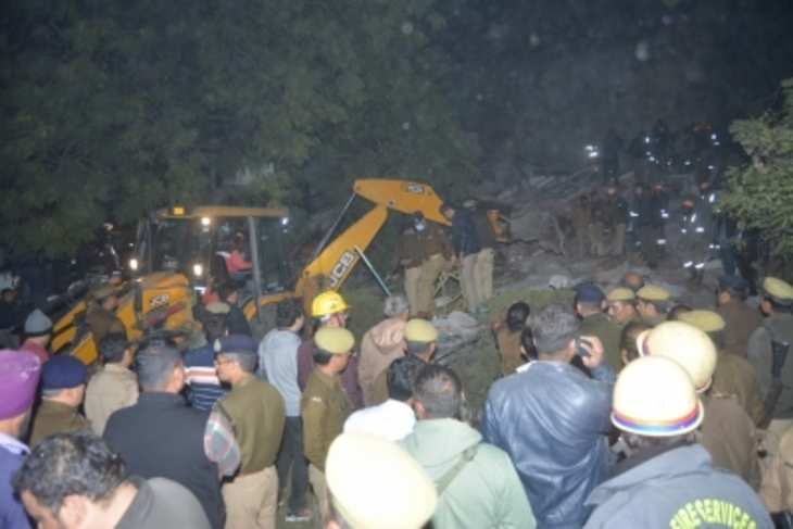 Lucknow : चार मंजिला इमारत गिरी, कई लोग मलबे में दबे, 12 लोगों को बचाया, सर्च ​अभियान जारी !