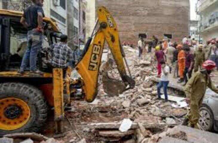 दिल्ली में इमारत गिरने से बड़ा हादसा, फुटेज में देंखे मलबे में दबने से 6 लोगों की मौत, रेस्क्यू ऑपरेशन जारी