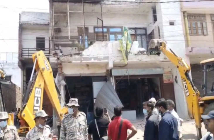 बरेली में सड़क चौड़ीकरण को लेकर बुलडोजर कार्रवाई तेज, 100 दुकानों पर असर से व्यापारियों में आक्रोश