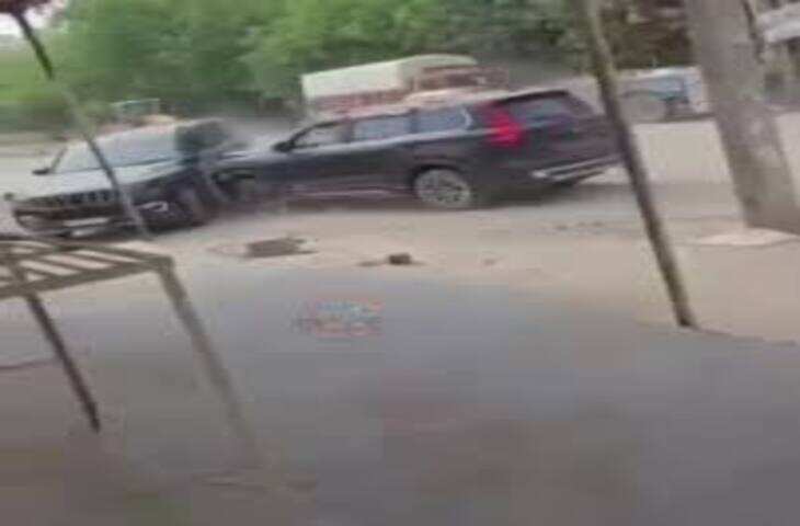सड़क पर हुई दो SUV की भिड़ंत बार-बार मार रहे एक-दूसरे को टक्कर, वायरल वीडियो देख लोग हैरान&nbsp;