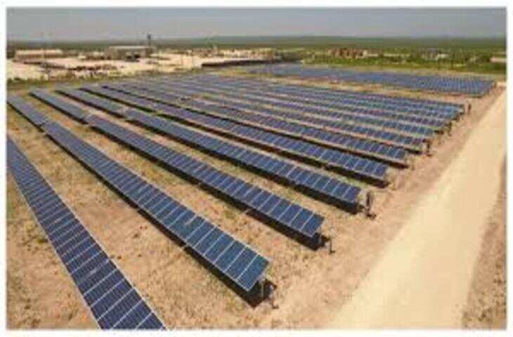 सोलर ऊर्जा के विस्तार ने बिजली सप्लाई का गणित बदल दिया, वितरण नेटवर्क नई चुनौतियों से जूझ रहा