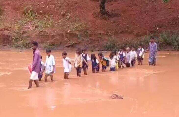 महाराष्ट्र के हिंगोली में शिक्षा की बदहाल तस्वीर, स्कूल पहुंचने के लिए नदी पार करते बच्चे; देखें वीडियो&nbsp;