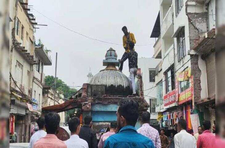 उज्जैन में खड़े हनुमान मंदिर की प्रतिमा हटाने की कोशिश नाकाम, नहीं हिली मूर्ति