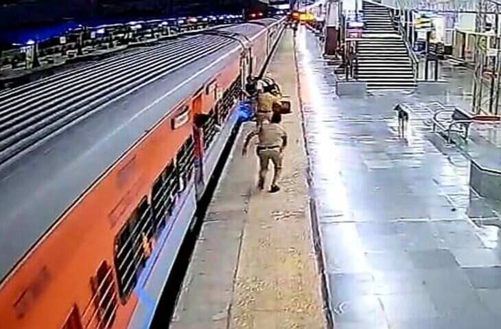 वीडियो में देंखे फुलेरा रेलवे स्टेशन पर महिला हेड कॉन्स्टेबल ने ट्रेन में चढ़ते समय गिरते यात्री को बचाया