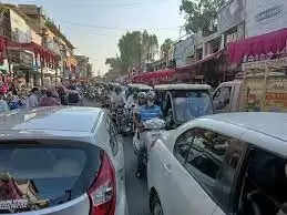 Haridwar वीआइपी स्टीकर लगी कार के आगे पुलिस रही बेबस