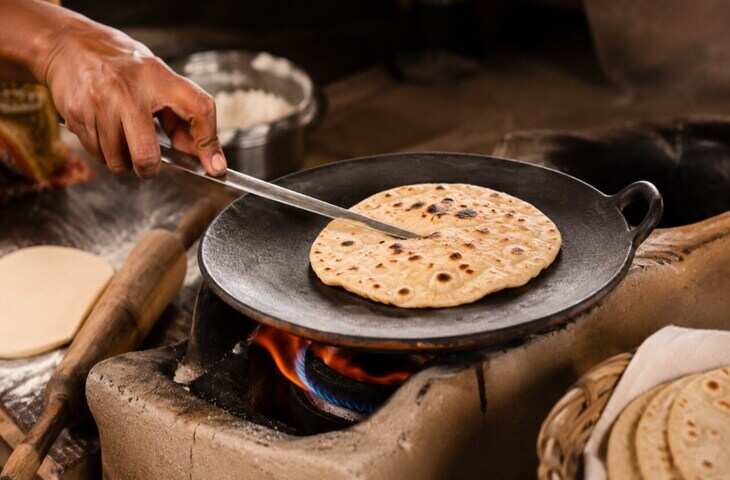 Roti Vastu Tips: रोटी बनाते वक्त इन गलतियों से करें परहेज, वरना घर से रूठ सकती हैं मां लक्ष्मी और बढ़ सकती हैं पैसों की परेशानी