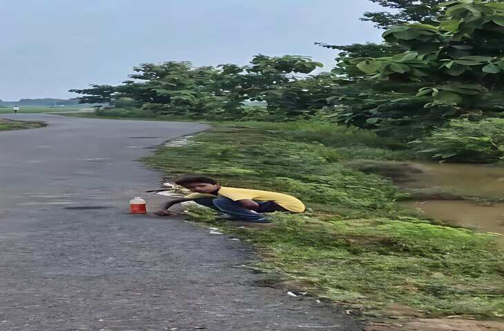 Viral Video: सड़क किनारे बैठा था युवक, शख्स ने सुनाई ऐसी बात कि वीडियो हो गया वायरल