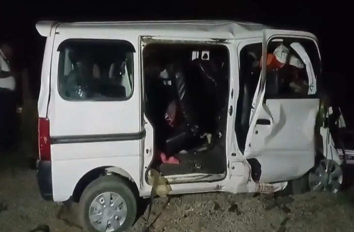 हमीरपुर में भीषण सड़क हादसा: बारातियों की ईको वैन और ट्रक की टक्कर, चार की मौत; तीन गंभीर घायल