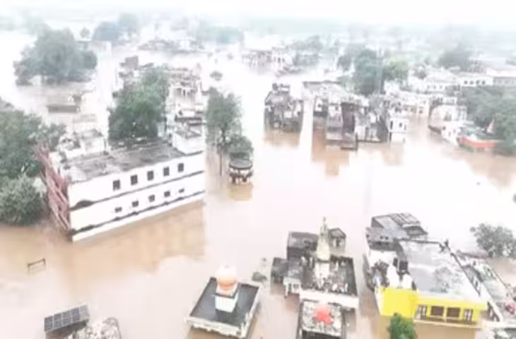 चित्रकूट में मंदाकिनी नदी का रौद्र रूप: बाढ़ से डूबे घाट, दुकानें और आश्रम, कई इलाकों में जनजीवन प्रभावित