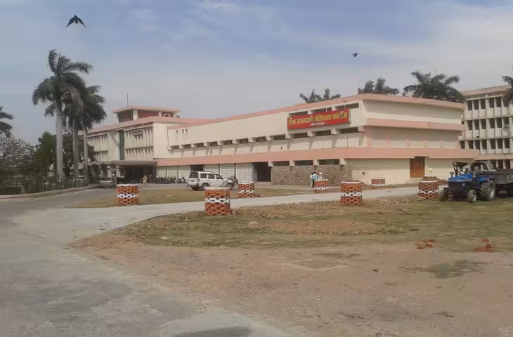 18 छात्रों पर 25-25 हजार रुपये का जुर्माना, एक महीने के लिए निलंबन