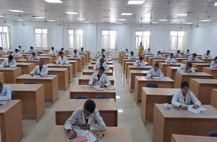बिना इंटरव्यू सीधे सिलेक्शन! राजस्थान यूनिवर्सिटी ऑफ हेल्थ साइंस में 600 पदों पर निकली भर्ती, जानें कौन कर सकता है अप्लाई