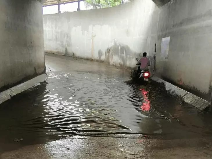 धौलपुर-गंगापुर रेल लाइन का अंडरपास बना परेशानी का कारण, पानी भरने से राहगीर परेशान