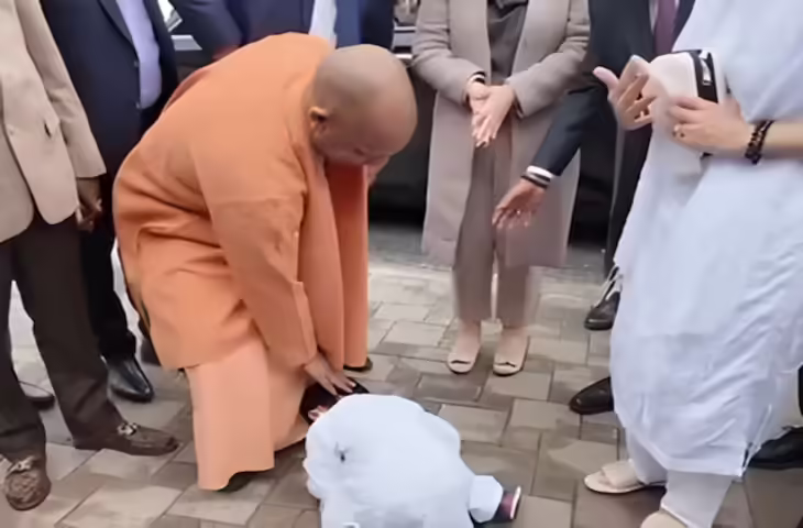 जापान में CM योगी को बच्चे ने किया दंडवत प्रणाम और संस्कृत में सुनाया मंत्र, अब वायरल वीडियो ने इन्टरनेट पर मचाई धूम&nbsp;