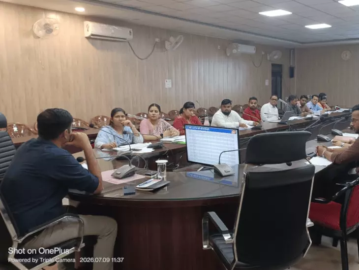 छतरपुर कलेक्टर का सख्त एक्शन: लापरवाह अधिकारियों पर कार्रवाई के निर्देश, कई CMO पर गिरी गाज