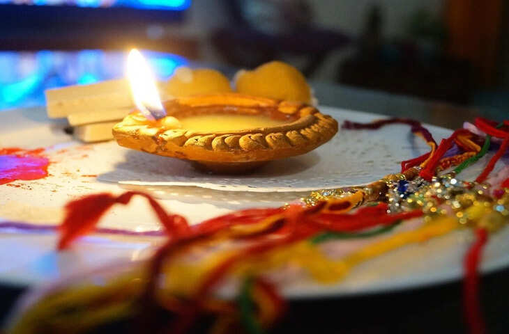 Raksha Bandhan 2026: क्या इस बार राखी पर रहेगी भद्रा? जानें सही तारीख और राखी बांधने का शुभ समय