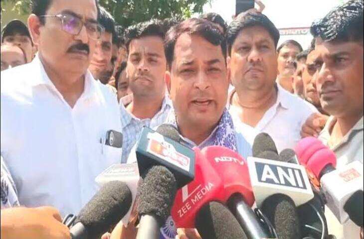 खाद की किल्लत पर भड़के नरेश मीणा, अल्टीमेटम खत्म होते ही समर्थकों के साथ SDM कार्यालय पहुंचे