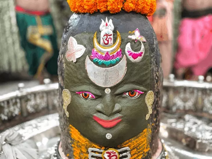 उज्जैन में तड़के 3 बजे खुले महाकाल मंदिर के कपाट: भस्म आरती में उमड़ा श्रद्धालुओं का सैलाब, रजत चंद्र-त्रिशूल और ड्रायफ्रूट से हुआ शृंगार
