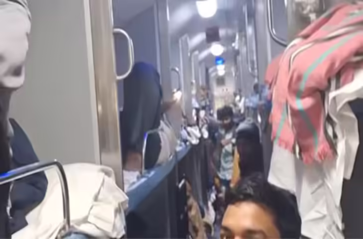 Video Viral: ट्रेन के एसी कोच में 30 लोगों ने किया हंगामा, देसी गानों पर लगाए जबरदस्त ठुमके​​​​​​​