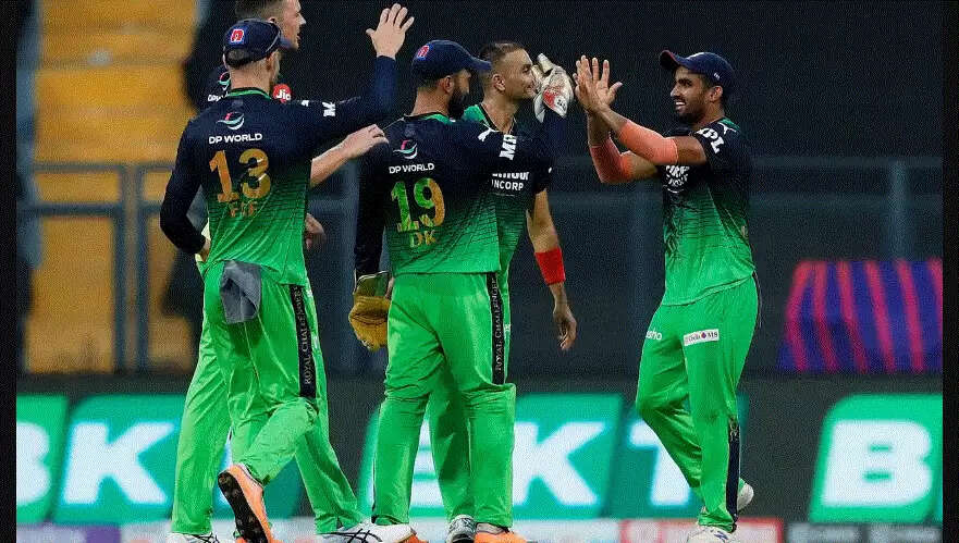 IPL 2022 SRH vs RCB: Umran Malik रहे विकेट लेने में नाकाम, फाफ और पाटीदार ने मिलकर ठोके 20 रन