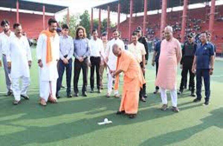 गोरखपुर में सीएम योगी का हॉकी खेल, मैदान में लगाए गोल