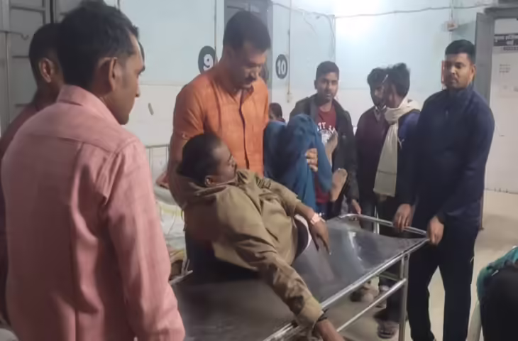 अवैध शराब कारोबारियों को पकड़ने पर थाना गेट पर हिंसक झड़प, परिजनों के हमले में सिपाही गंभीर घायल