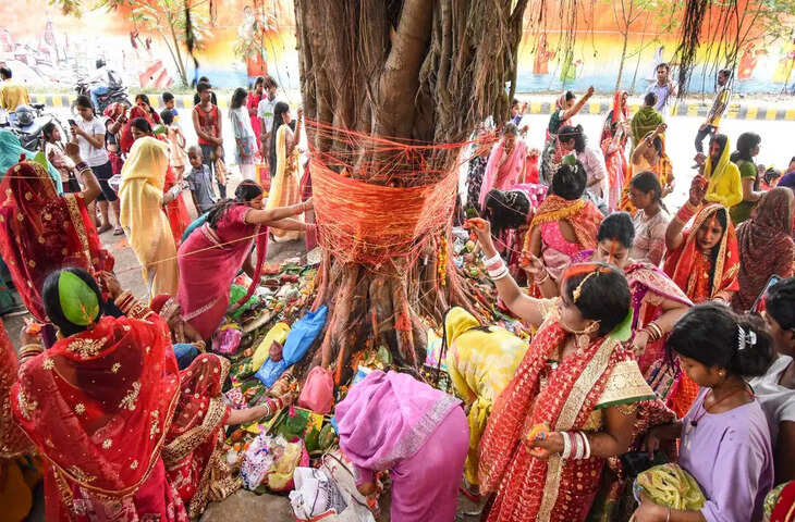 वट सावित्री व्रत 2026: ज्येष्ठ अमावस्या पर सुहागिन महिलाओं ने रखा व्रत, पूजा का शुभ मुहूर्त दोपहर 12 बजकर 45 मिनट तक