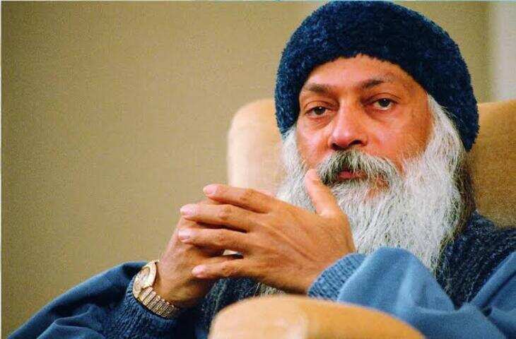 ओशो के अनुसार प्रेम कोई ऐसी चीज नहीं है जिसे किसी व्यक्ति से हासिल किया जाए। प्रेम एक अवस्था है&mdash;एक ऐसी आंतरिक अनुभूति, जिसमें व्यक्ति का अहंकार, अधिकार और अपेक्षाएं धीरे-धीरे कम होने लगती हैं।  उनकी दृष्टि में हम अक्सर जिसे प्रेम कहते हैं, वह वास्तव में आसक्ति, जरूरत, सुरक्षा और अपेक्षा का मिश्रण होता है।  प्रेम और जरूरत में अंतर  ओशो के विचारों को सरल भाषा में समझें तो:  &ldquo;मुझे तुम्हारी जरूरत है, इसलिए मैं तुमसे प्रेम करता हूं&rdquo; और &ldquo;मैं प्रेम से भरा हूं, इसलिए तुम्हारे साथ रहना चाहता हूं&rdquo;&mdash;इन दोनों में बहुत अंतर है।  पहली स्थिति में व्यक्ति दूसरे पर निर्भर हो जाता है। उसे डर रहता है कि दूसरा व्यक्ति छोड़ न दे, किसी और के करीब न चला जाए या उसकी भावनाएं बदल न जाएं।  दूसरी स्थिति में प्रेम स्वतंत्रता देता है। दूसरा व्यक्ति आपके जीवन में हो तो आनंद है, लेकिन उसकी अनुपस्थिति में आपका अस्तित्व समाप्त नहीं हो जाता।  प्रेम में अधिकार क्यों आ जाता है?  ओशो की दृष्टि में अहंकार प्रेम को अधिकार में बदल देता है।  हम कहते हैं&mdash;  तुम सिर्फ मेरे हो। मुझे छोड़कर कहीं मत जाना। मेरी बात मानो। मुझे उतना ही प्यार करो जितना मैं करता हूं। तुम किसी और के करीब क्यों गए?  इन बातों के पीछे प्रेम से ज्यादा भय और स्वामित्व की भावना हो सकती है।  सच्चे प्रेम में दूसरे व्यक्ति को नियंत्रित करने की इच्छा कम होती है। प्रेम दूसरे को बदलने की बजाय उसे समझने और स्वीकार करने की कोशिश करता है।  क्या प्रेम हमेशा बना रहता है?  यहां ओशो का दृष्टिकोण काफी गहरा है। व्यक्ति बदल सकता है, परिस्थितियां बदल सकती हैं और रिश्ते भी बदल सकते हैं। इसलिए किसी व्यक्ति के साथ संबंध का हमेशा बने रहना ही प्रेम की सच्चाई का प्रमाण नहीं है।  कभी-कभी दो लोग प्रेम करते हैं लेकिन उनकी जीवन-यात्रा अलग हो जाती है।  इसलिए प्रेम को केवल &ldquo;हम हमेशा साथ रहेंगे&rdquo; से मापना जरूरी नहीं।  प्रेम और अहंकार  जहां अहंकार बहुत मजबूत है, वहां प्रेम कठिन हो जाता है।  अहंकार पूछता है:  &ldquo;मुझे क्या मिल रहा है?&rdquo;  प्रेम पूछता है:  &ldquo;मैं क्या दे सकता हूं?&rdquo;  अहंकार संबंध में हिसाब रखता है&mdash;मैंने तुम्हारे लिए इतना किया, तुमने मेरे लिए क्या किया?  प्रेम हिसाब से धीरे-धीरे मुक्त होता है।  प्रेम में स्वतंत्रता जरूरी है  ओशो के विचारों में प्रेम और स्वतंत्रता एक-दूसरे के विरोधी नहीं हैं। बल्कि वास्तविक प्रेम में स्वतंत्रता महत्वपूर्ण है।  अगर किसी रिश्ते में व्यक्ति लगातार डर में जी रहा है कि दूसरा उसे छोड़ देगा, तो वह रिश्ता प्रेम के साथ-साथ निर्भरता पर भी टिका हो सकता है।  प्रेम का अर्थ यह नहीं कि दूसरा व्यक्ति आपके बिना जी ही न सके। प्रेम का अर्थ है कि दो स्वतंत्र व्यक्ति अपनी इच्छा से एक-दूसरे के साथ रहना चुनें।  फिर सच्चा प्रेम क्या है?  ओशो की शिक्षाओं की भावना को सरल शब्दों में कहें तो:  प्रेम वह नहीं जिसमें आप दूसरे को अपना बना लें। प्रेम वह है जिसमें आप दूसरे को स्वतंत्र रहने देते हुए भी उसके प्रति गहरे जुड़े रहें।  जहां डर कम होता है, अधिकार कम होता है, अपेक्षाएं कम होती हैं और जागरूकता बढ़ती है&mdash;वहां प्रेम अधिक शुद्ध रूप में दिखाई दे सकता है।  और शायद सबसे महत्वपूर्ण बात:  प्रेम को पाने की कोशिश मत करो। अपने भीतर प्रेम पैदा करो। जब भीतर प्रेम होगा, तब किसी एक व्यक्ति का होना या न होना आपके पूरे अस्तित्व का आधार नहीं रहेगा।  यही अंतर प्रेम और भावनात्मक निर्भरता के बीच भी है।
