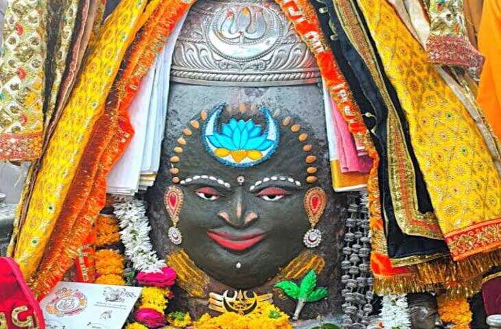 महाकाल का राजा स्वरूप श्रृंगार: भस्म आरती में पंचामृत अभिषेक के बाद शेषनाग मुकुट और मुंडमाल से सजाया