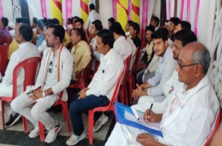 Digvijay Singh ने पेश की नजीर, कार्यकर्ताओं के बीच सबसे पीछे की कतार में बैठे !