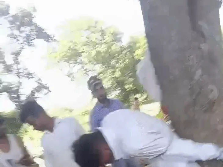 रतलाम में शिक्षक को पेड़ से बांधकर पीटा: नाबालिग छात्रा को कमरे में ले जाकर छेड़छाड़ का आरोप; शोर मचाने पर पहुंचे परिजन