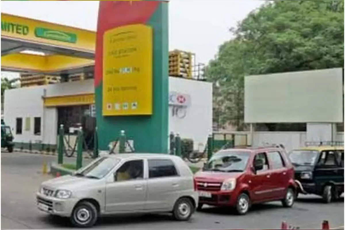 दिल्ली में बंद हुई पेट्रोल-डीजल गाड़ियों की Entry, केवल ये गाड़ियां ही कर पाएंगी प्रवेश