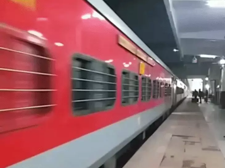 एमपी से दिल्ली जाने वाली 10 से ज्यादा ट्रेनें रद्द: महाकौशल, राजधानी और एमपी-यूपी संपर्क क्रांति भी प्रभावित, यात्रियों की बढ़ी परेशानी