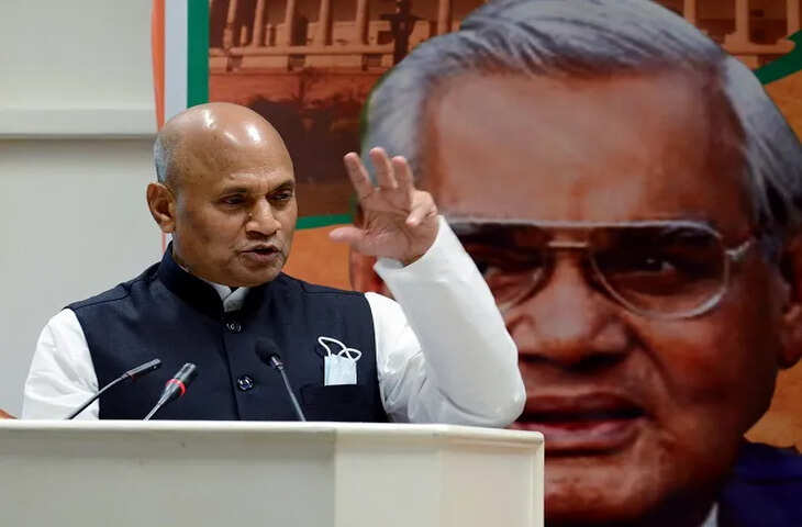 बिहार विधानसभा चुनाव से पहले पूर्व केंद्रीय मंत्री आरसीपी सिंह प्रशांत किशोर की जन सुराज पार्टी में शामिल हुए