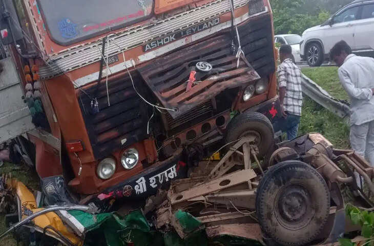 झारखंड में बड़ा सड़क हादसा! कंटेनर की चपेट में आया ऑटो, 7 लोगों की दर्दनाक मौत
