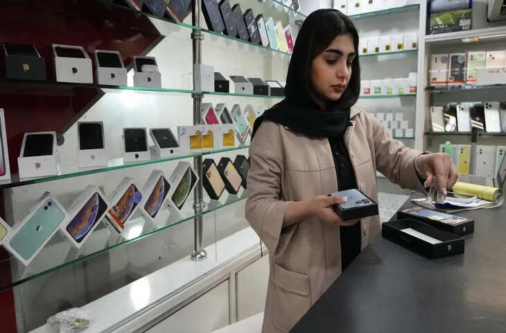 Mobile Prices 2026: नये साल में बना रहे है फोन खरीदने का प्लान तो आपके लिए है बुरी खबर,&nbsp;कीमतों में आएगा 6.9% तक का उछाल