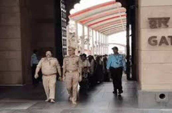 उत्तर प्रदेश के वाराणसी जोन में सोमवार को एक भावनात्मक और प्रेरणादायक पहल देखने को मिली। यहां 40 आदिवासी महिलाओं को पहली बार शहर दिखाया गया। वाराणसी जोन के DIG वैभव कृष्ण ने स्वयं इन महिलाओं को दोपहर करीब ढाई बजे बनारस के विभिन्न हिस्सों का भ्रमण कराया और उन्हें शहर की सांस्कृतिक और धार्मिक धरोहरों से परिचित कराया।  जानकारी के अनुसार, ये सभी महिलाएं ग्रामीण और दूरस्थ आदिवासी क्षेत्रों से आई थीं, जिनमें से कई ने इससे पहले कभी शहर नहीं देखा था। इस विशेष पहल का उद्देश्य उन्हें शहरी जीवन, विकास कार्यों और सांस्कृतिक विविधता से अवगत कराना था।  भ्रमण के दौरान महिलाओं को काशी विश्वनाथ मंदिर सहित कई प्रमुख धार्मिक स्थलों के दर्शन भी करवाए गए। मंदिर परिसर में पहुंचकर कई महिलाएं भावुक हो गईं और उन्होंने इसे अपने जीवन का यादगार अनुभव बताया।  DIG वैभव कृष्ण ने इस अवसर पर कहा कि समाज के हर वर्ग को विकास की मुख्यधारा से जोड़ना प्रशासन की प्राथमिकता है। उन्होंने कहा कि इस तरह की पहल से न केवल विश्वास बढ़ता है, बल्कि लोगों को शहर और व्यवस्था को समझने का भी अवसर मिलता है।  महिलाओं ने भी इस यात्रा को लेकर खुशी जताई और कहा कि उन्होंने पहली बार इतने बड़े और ऐतिहासिक शहर को करीब से देखा है। कई महिलाओं ने इसे अपने जीवन का सबसे खास दिन बताया।  पूरे कार्यक्रम के दौरान प्रशासन की ओर से सुरक्षा और सुविधा के पुख्ता इंतजाम किए गए थे। महिलाओं को बसों के माध्यम से शहर के विभिन्न हिस्सों का भ्रमण कराया गया और उन्हें शहर के इतिहास और महत्व के बारे में जानकारी दी गई।  यह पहल सामाजिक समावेशन और ग्रामीण-शहरी दूरी को कम करने की दिशा में एक महत्वपूर्ण कदम मानी जा रही है। इससे पहले भी प्रशासन द्वारा इस तरह के कार्यक्रम आयोजित किए जाते रहे हैं, लेकिन यह दौरा विशेष रूप से पहली बार शहर देखने वाली आदिवासी महिलाओं के लिए यादगार बन गया।